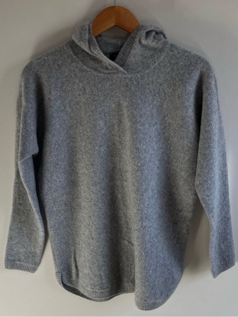 Tahari 100% pure luxe 2 ply cashmere Gray Hooded Sweater size Large runs small